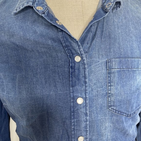 Chico's Denim Shirt Womens 1 S Chambray Blue Pearl Snap Front Long Sleeve - Picture 4 of 6
